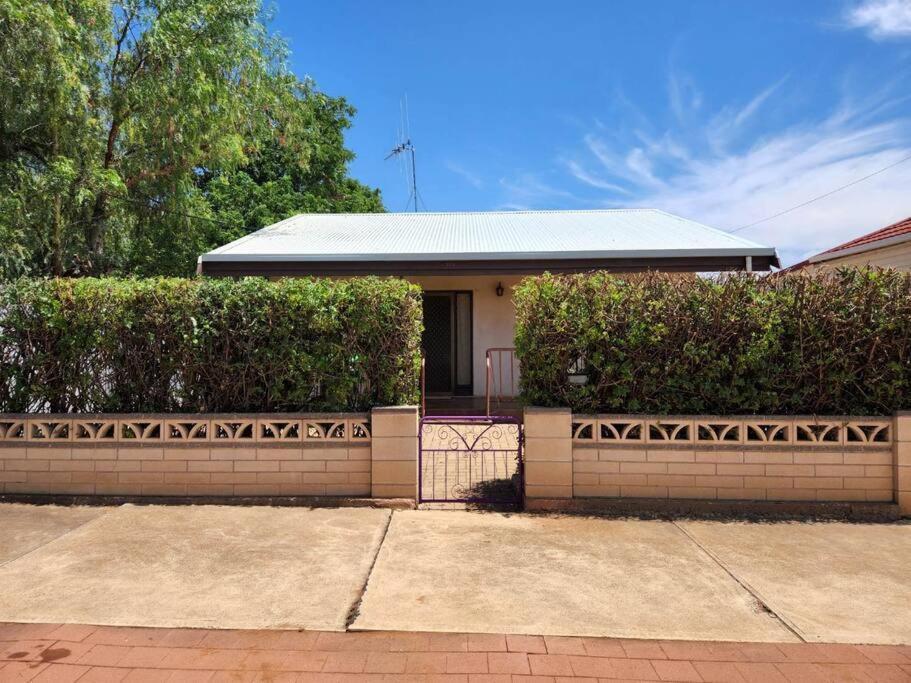 Villa The House With The Purple Gate Broken Hill Exterior foto
